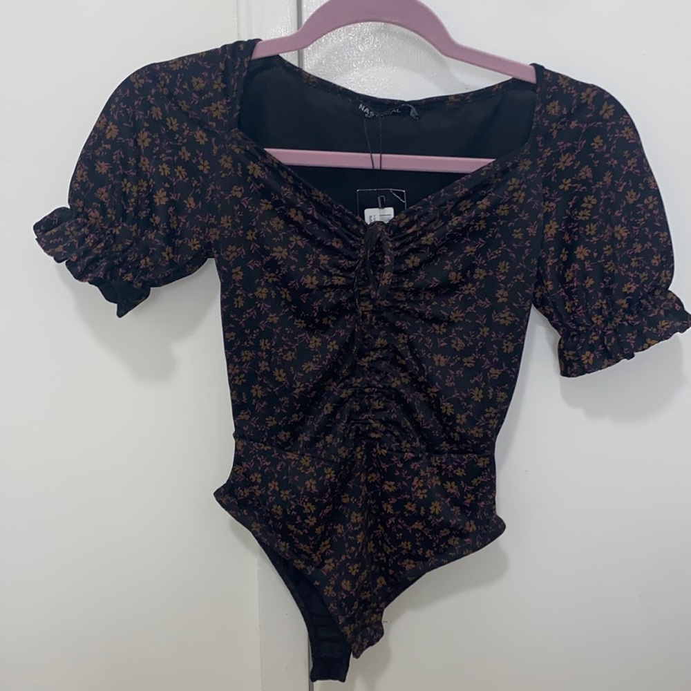 NASTY GAL RUCHED FLORAL PUFF SLEEVE BODYSUIT